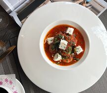 Креветки в томатном соусе с сыром фета