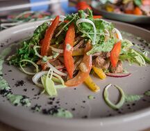 Салат с телятиной и овощами
