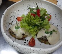 Оладьи из кабачков с грибами под соусом бешамель