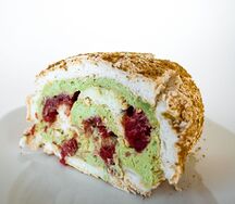 Рулет Меренговый фисташковый с клубникой