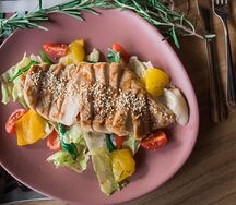 Теплый салат с куриной грудкой и маринованным перцем