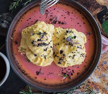 Кабачковые оладьи с яйцом, лососем и соусом
