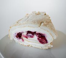 Рулет Меренговый с абрикосом и клубникой