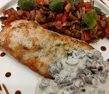 Куриная грудка с грибным соусом