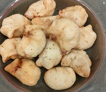 Пельмени жареные с сырным соусом