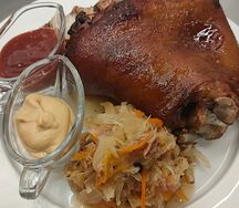 Рулька свиная с тушеной капустой