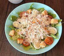 Салат Цезарь с курицей