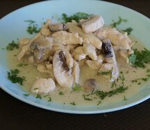 Филе куриное в белом соусе с грибами