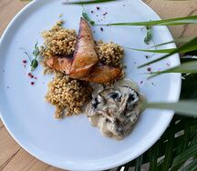 Запеченная куриная грудка с мятным булгуром в сливочно-грибном соусе