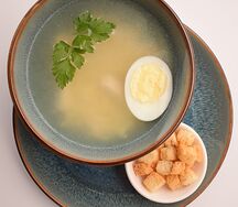 Куриный бульон с яйцом и гренками