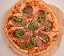 Пиццетта с пармой и рукколой