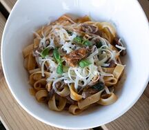 Феттуччине с говядиной и соусом чили