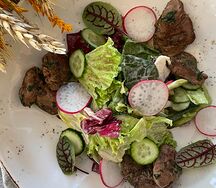 Салат с куриной печенью и соусом айоли