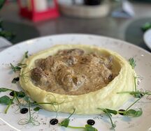 Куриная печень тушеная в сливках с картофельным пюре