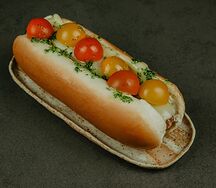 Хот-дог с сыром и соусом песто