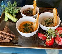 Сет из овощной икры с тостами и овощами