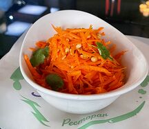 Салат со свежей морковью и кедровыми орехами