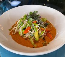 Пшеничная лапша удон с овощами и кабачковой икрой