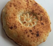 Лепешка из тандыра, обжаренная на мангале