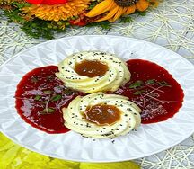 Сырники с карамелью и ягодным соусом