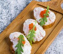 Кростини с лососем и сливочным сыром