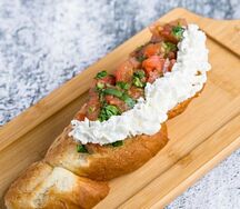 Брускетта со сливочным сыром и томатами конкассе
