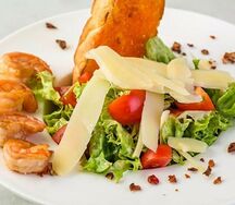Салат Цезарь с креветками