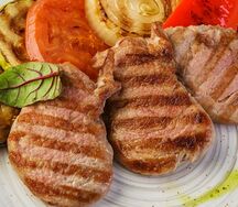 Свиные медальоны с овощами на гриле