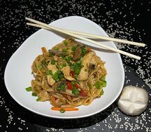 Удон с курицей и грибами