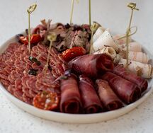 Мясные деликатесы