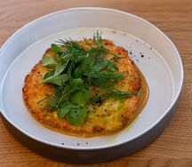 Куриный шницель с теплым карри и миксом зелени