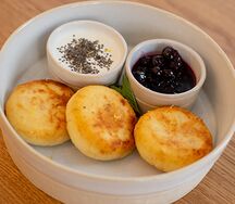 Сырники с черной смородиной