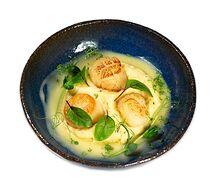Салат с морским гребешком и тигровыми креветками
