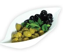 Ассорти из оливок и маслин