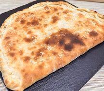 Кальцоне с лососем