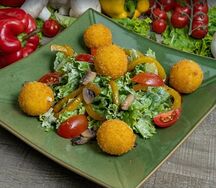 Салат с сырными шариками