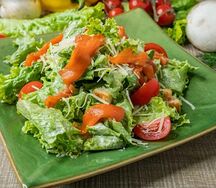 Салат Цезарь с лососем