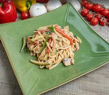 Удон с курицей в сливочном соусе