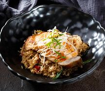 Жареный рис с курицей