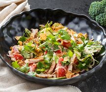 Салат с курицей и чесночными чипсами