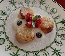 Сырники со сметаной и ягодами