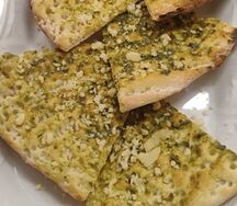 Фокачча с соусом песто и пармезаном