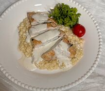 Птитим с куриной грудкой в сливочном соусе  
