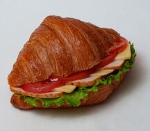 Сэндвич из круассана с копченой курицей