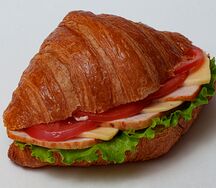 Сэндвич из круассана с копченой индейкой
