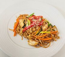 Вок с курицей и овощами