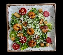Салат Цезарь с креветками