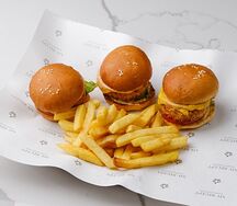Мини бургеры и картофель фри