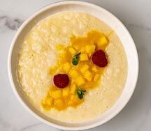 Каша рисовая с банановым молоком и манго