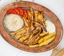 Доннер из курицы на тарелке